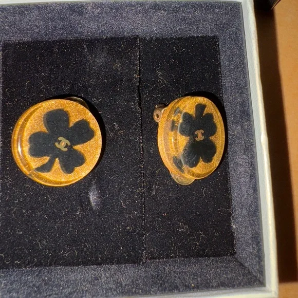 🤩SOLD🤩CHANEL resin CC  Clover Clip-on Earrings - Picture 2 of 9